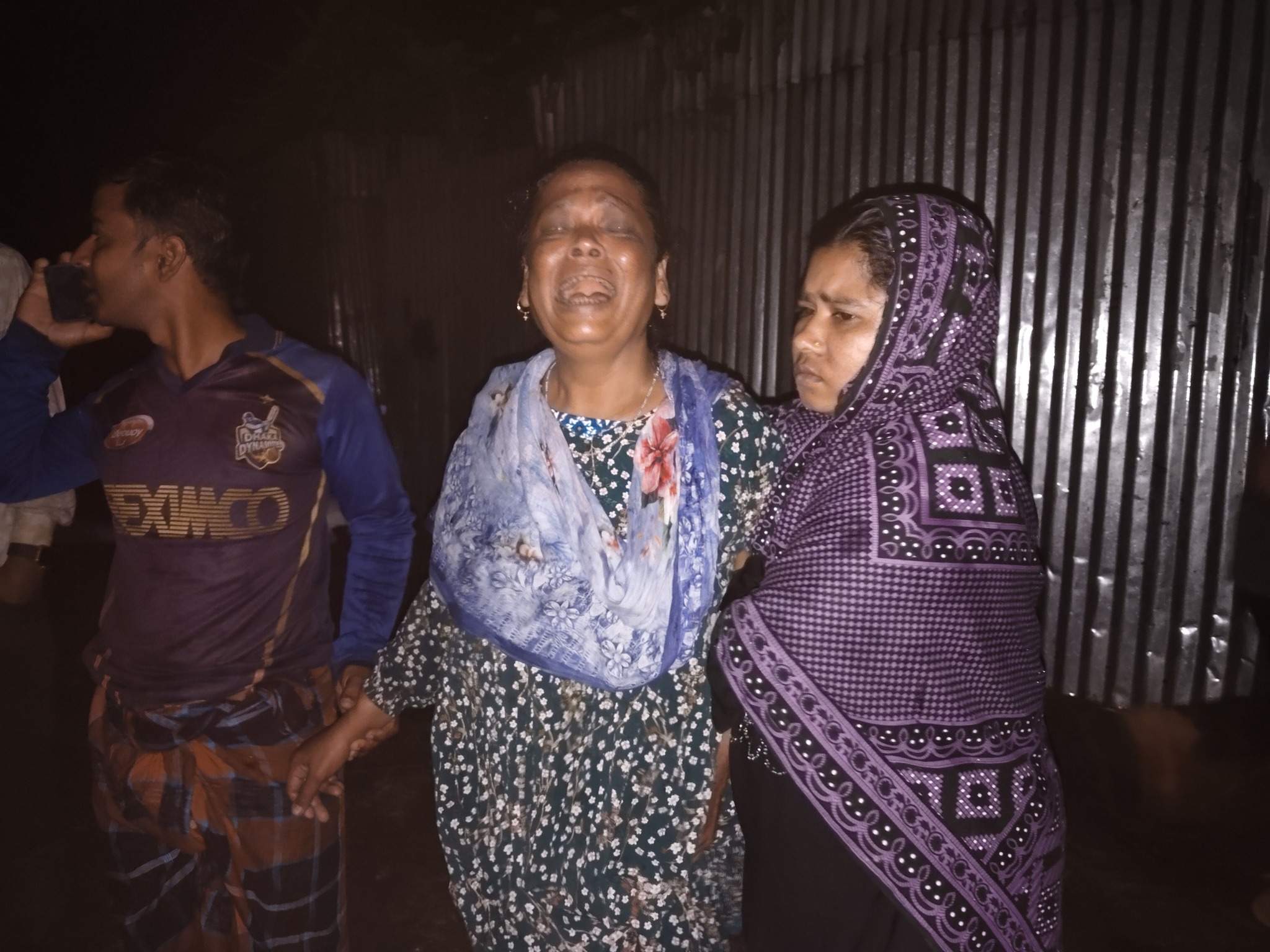 পদ্মায় বাস ডুবি: ‘আমার সঙ্গে ফোনেই ছিল মেয়েটা, কথা বলতে বলতেই তলিয়ে গেল!’