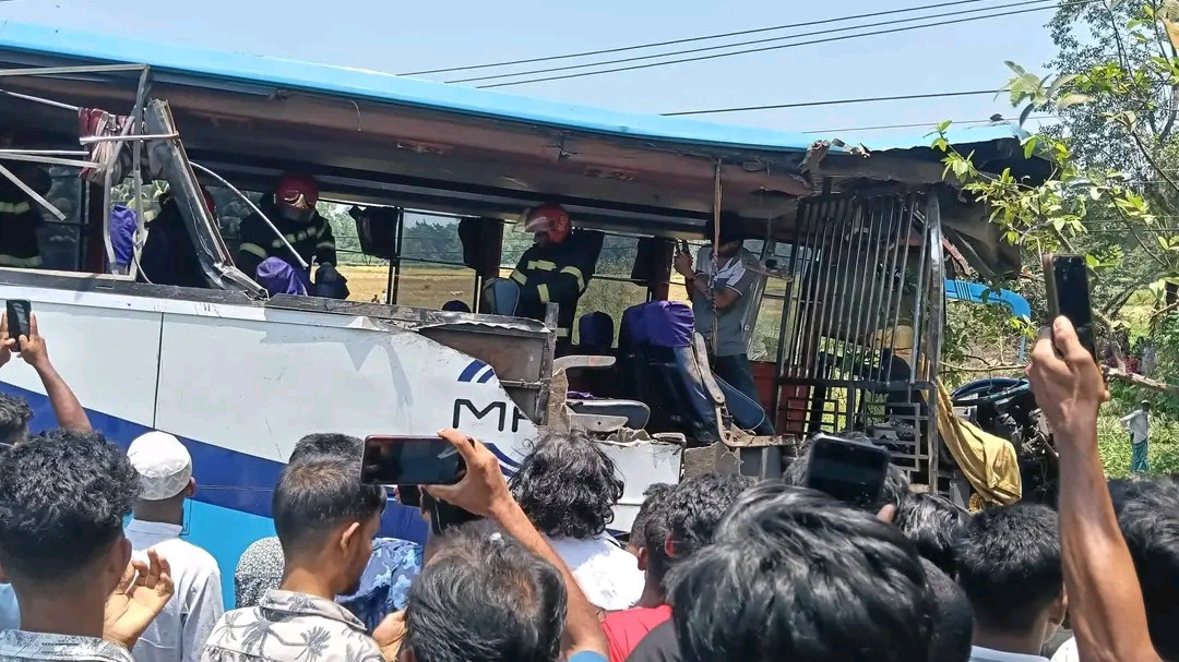 লোহাগাড়ায় দুই বাসের মুখোমুখি সংঘর্ষে নিহত ৪, আহত ৯